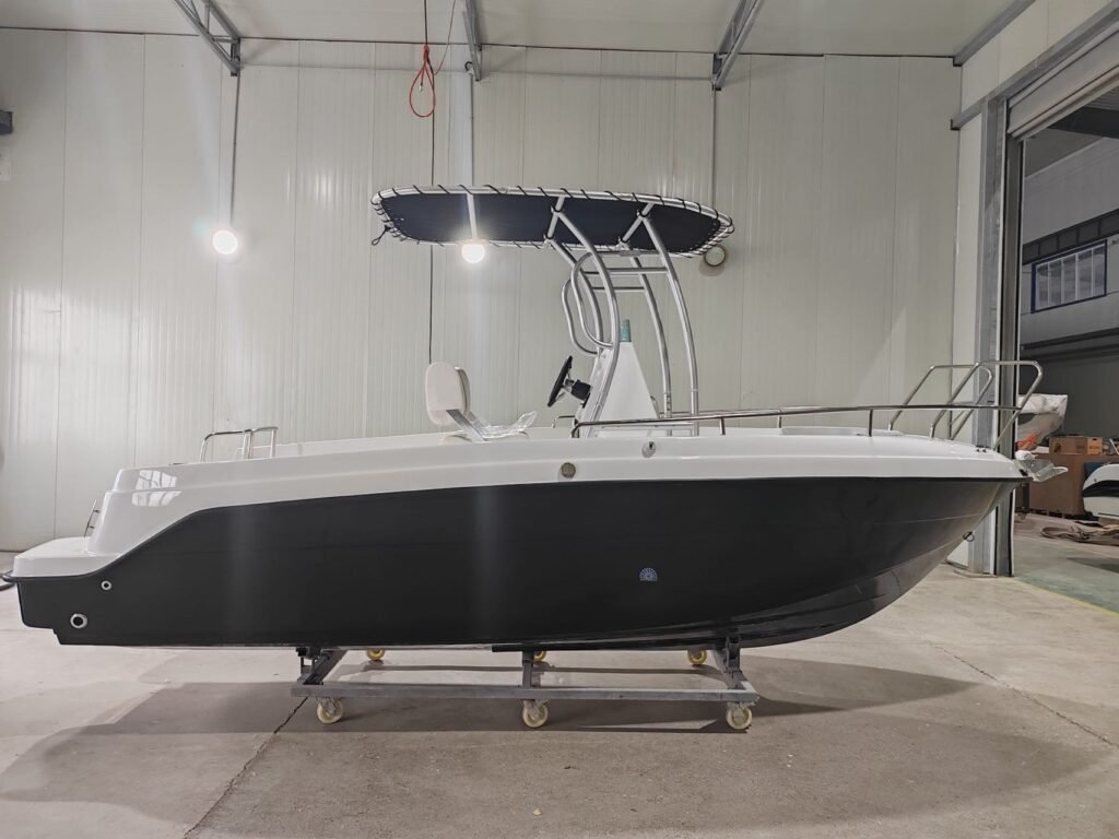 A-600CC Consoleboot | Visboot | Xavier Watersports